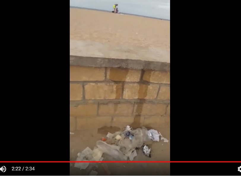 فايسبوكيون يفضحون سور شاطىء ''دوفيل'' بالجديدة.. اوساخ وازبال وأشياء اخرى