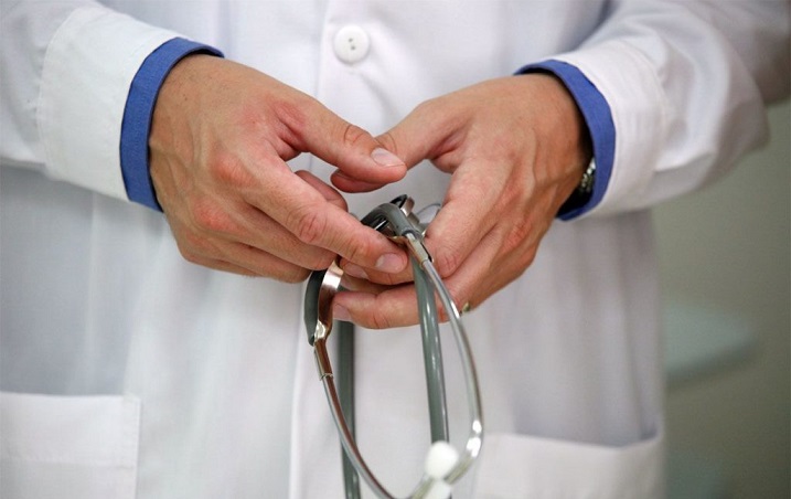 من تفاصيل إدانة 3 أطباء بالجديدة.. الطبيب المولد وضع فرضية وقوع نزيف دموي قبل العملية و لم يتخذ الاحتياطات لمواجهته