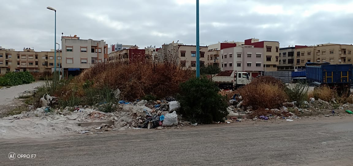 أكوام من الازبال والاتربة تحاصر ساكنة تجزئتي النخلة والتيسير بالجديدة