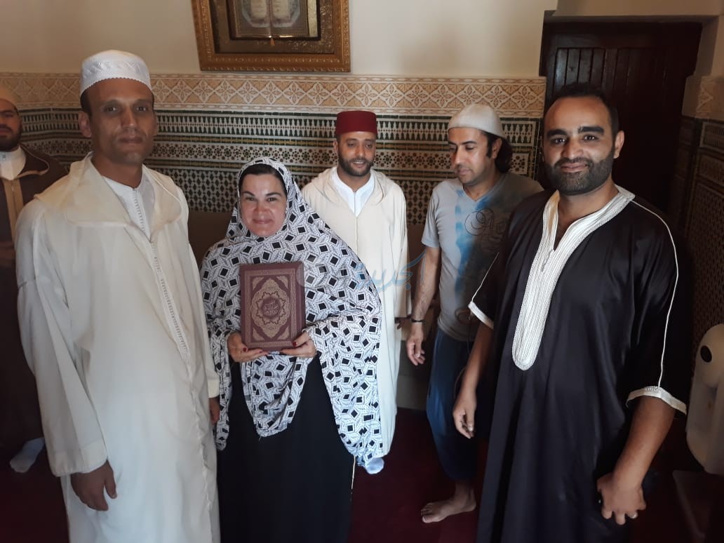 بالصور.. أمريكية من ولاية نيويورك تعتنق الاسلام بمسجد الامام علي بالجديدة