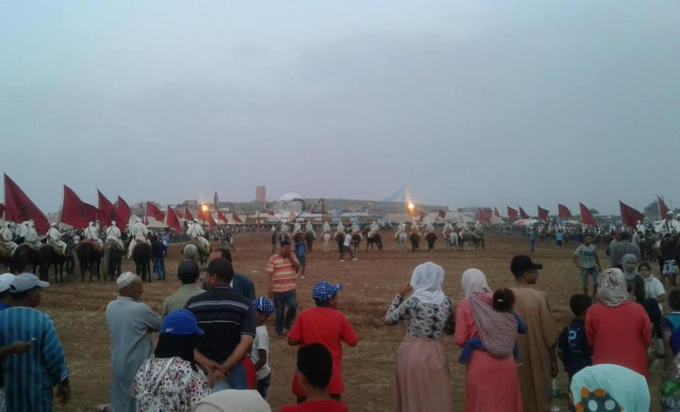 اطلاق الشهب الاصطناعية في حفل اختتام النسخة الأولى لمهرجان  بني دغوغ السواني بسيدي بنور