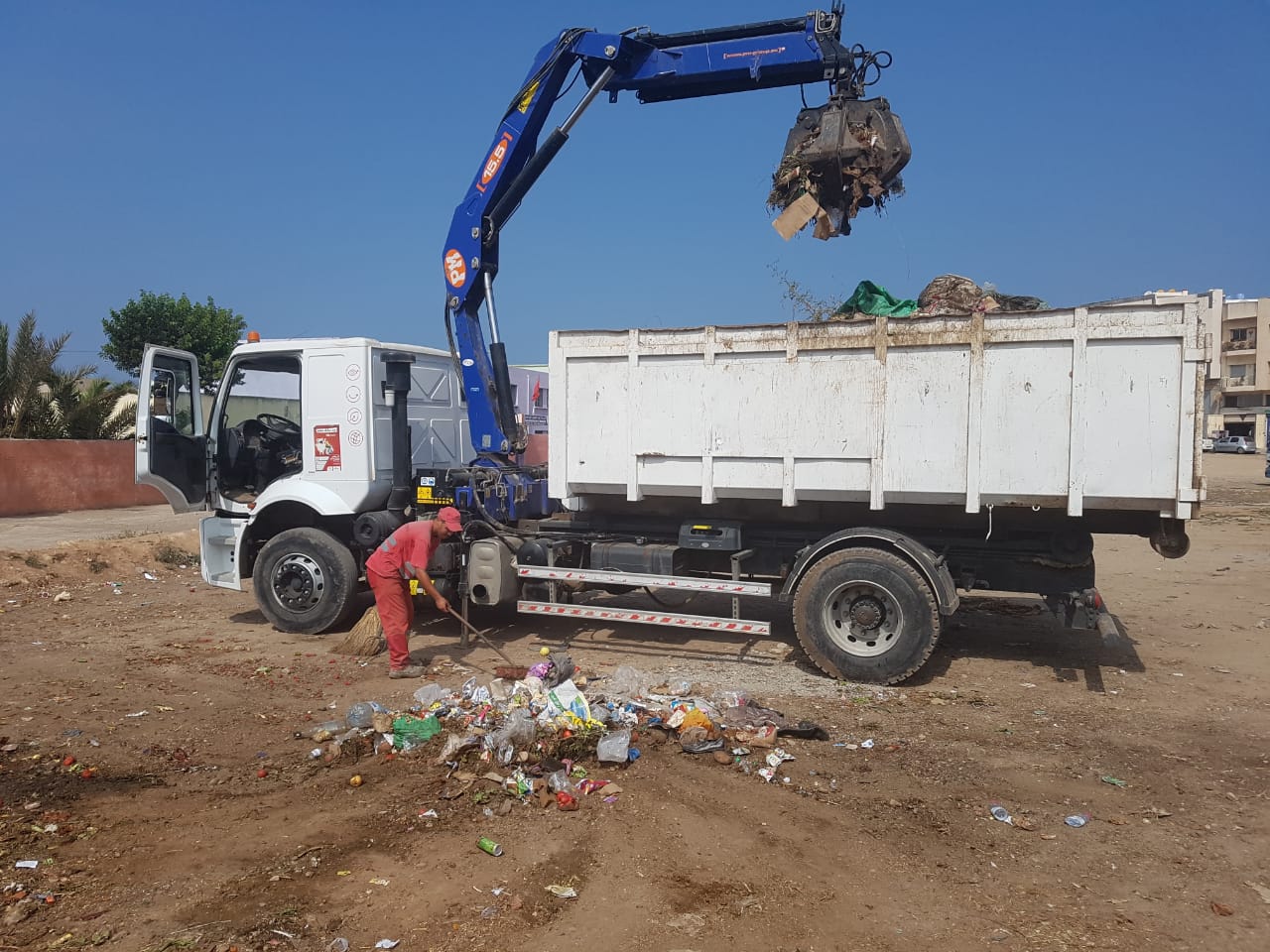 بالصور.. السلطات المحلية تشن حملات واسعة للنظافة ولتحرير الملك العام بالجديدة