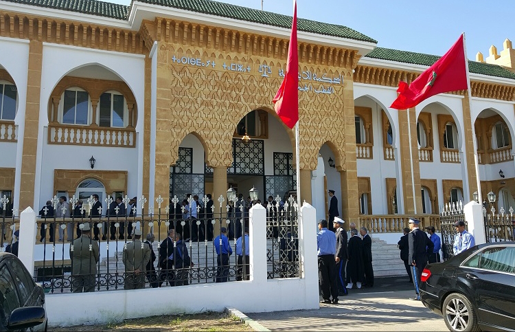 النيابة العامة تأمر  باعتقال المواطن الذي حاول إحراق نفسه بالبنزين داخل عمالة الجديدة