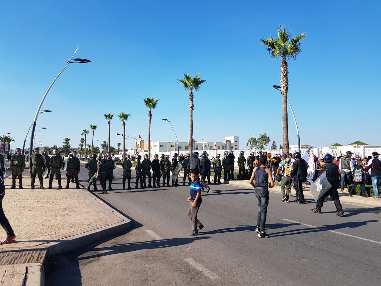 مواجهات عنيفة بين سلطات سيدي بنور ومحتجين طالبوا بحقهم في السكن + فيديو