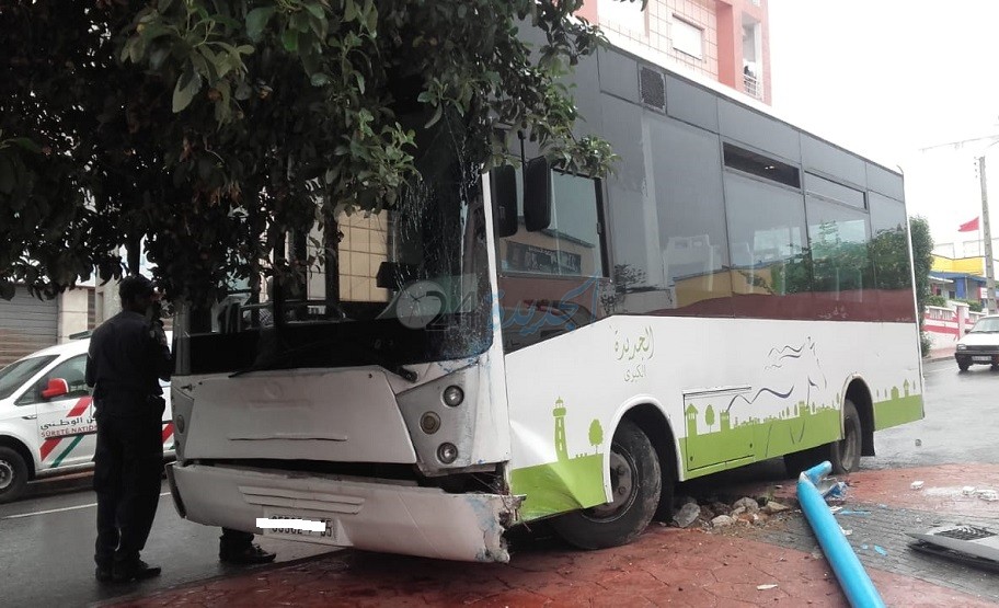 بالصور.. 11 مصابا في انزلاق حافلة للنقل الحضري بوسط الجديدة