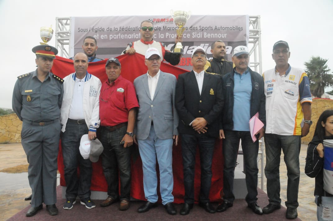 بالصور.. عامل سيدي بنور يتوج الفائزين في سباق السيارات المنظم بالواليدية