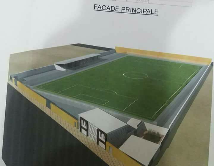 رئيس المجلس البلدي لأزمور يرخص بإجراء مقابلة  بملعب لازالت الأشغال جارية به