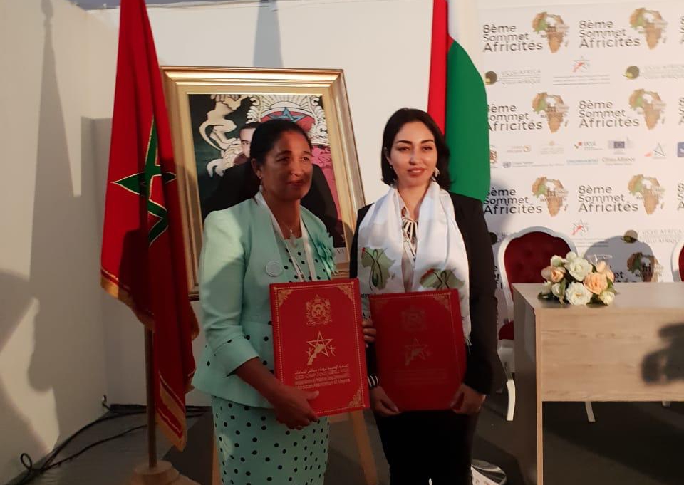 رئيسة جماعة العطاطرة بسيدي بنور  توقع اتفاقية توامة مع عمدة مدينة ماكاجانديرا بدولة مدغشقر