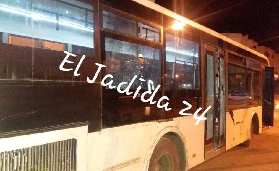 بالصور.. مجرمون يهاجمون حافلتين للنقل الحضري في الشارع العام بوسط الجديدة