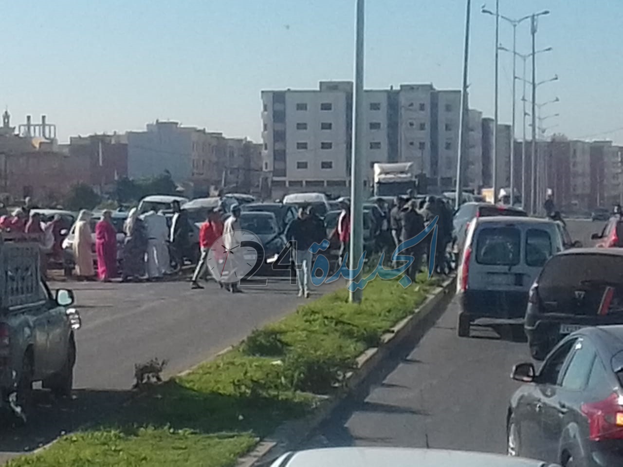 بالصور.. عشرات المواطنين يقطعون حركة السير بشارع خليل جبران بالحجارة