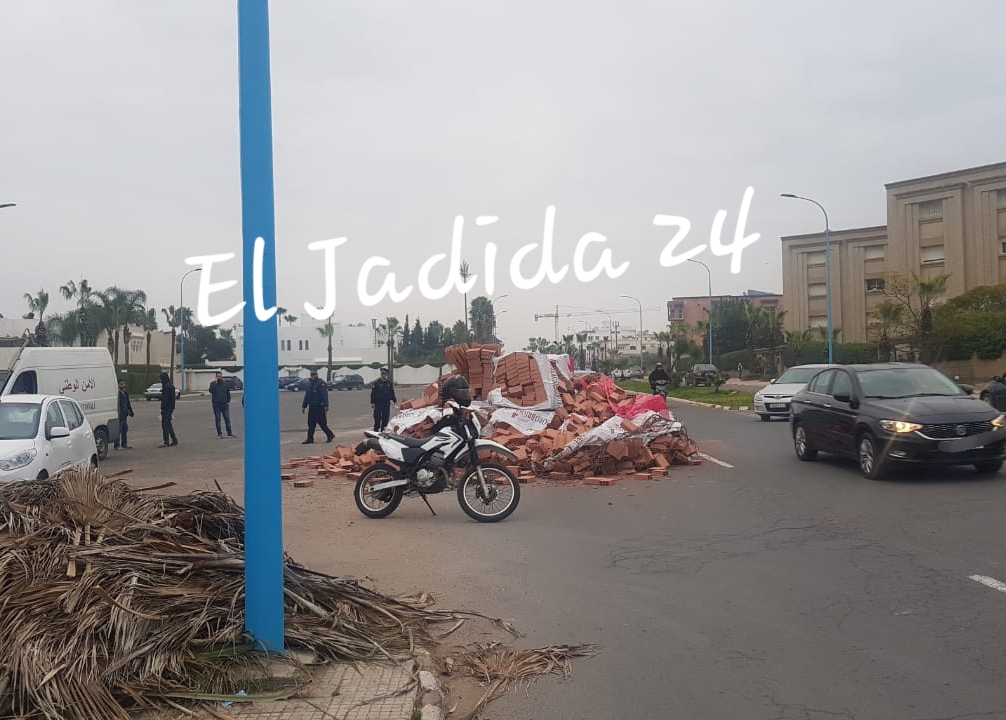 نقلاب حمولة شاحنة من مواد البناء وسط أهم محور طرقي بالجديدة