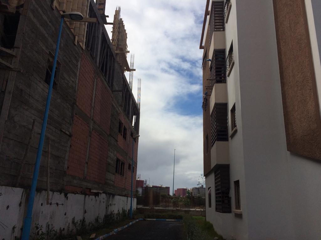 سكان اقامة سليمان بحي المطار يطالبون برفع الضرر من ورش مدرسة جنب اقامتهم