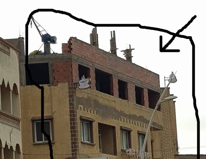 ساكنة دوار الدعيجات بمولاي عبد الله تطالب بتدخل فوري لوقف أشغال بناية عشوائية من أربع طوابق تهدد حياتهم