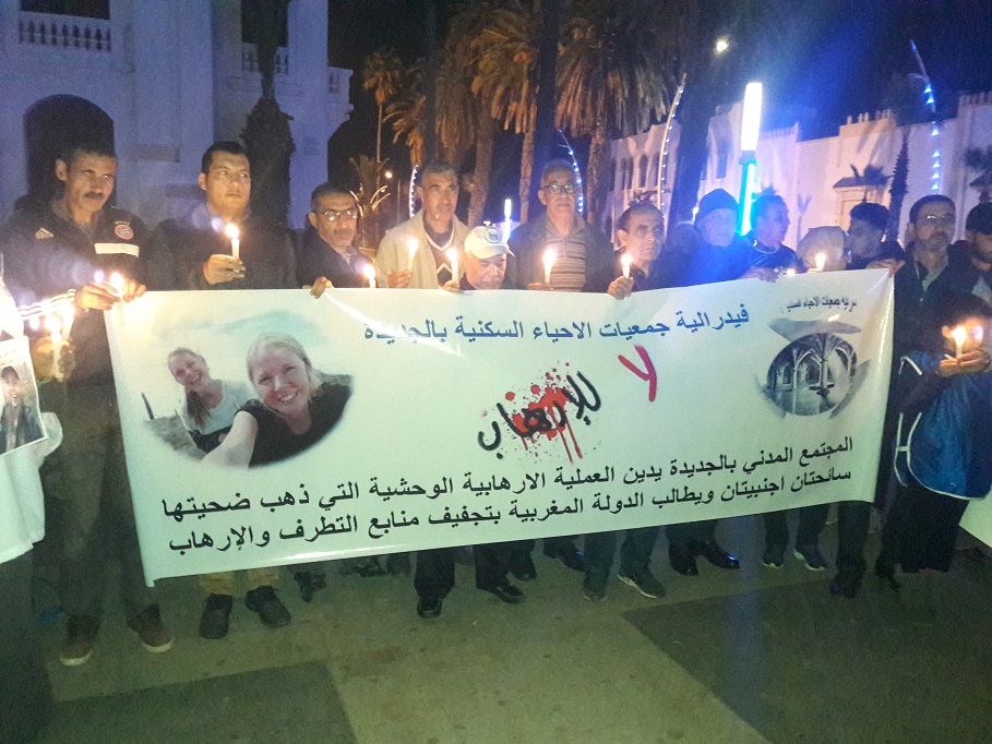 فيدرالية جمعيات الاحياء بالجديدة تنظم وقفة صامتة بالشموع احتجاجا على العملية الارهابية بمنطقة شمهروش