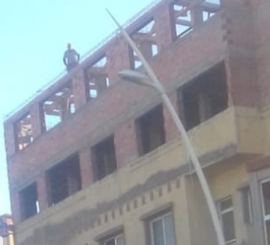 مستشارة بجماعة مولاي عبد الله تتحدى السلطات وتواصل عمليات  البناء العشوائي