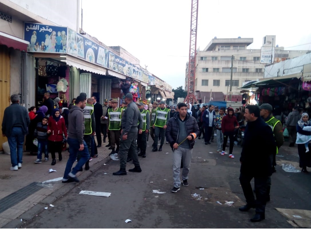 السلطات تشن حملات واسعة لتحرير الملك العمومي بساحة الحنصالي و شارع الزرقطوني وسط تصادم و تجمهر احتجاجي