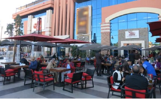 جماعة الجديدة تصدر قرارا يسمح للمقاهي باستغلال الملك العام بنسبة 50% وتقلصه إلى متر واحد للمحلات التجارية