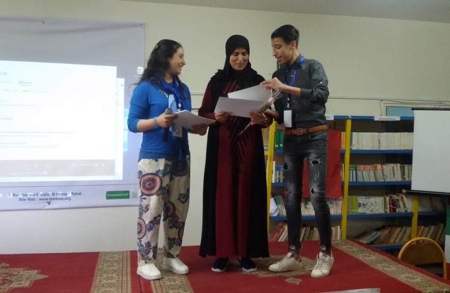 تلاميذ يحتفون بأطر ثانوية مولاي عبد الله في إطار حملة ''أستاذي راك عزيز''