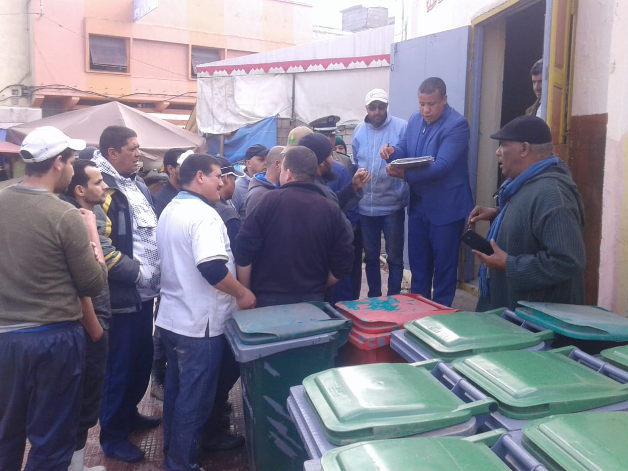 السلطة المحلية تشرف على عملية توزيع حاويات ازبال على بائعي سوق لالة زهرة بالجديدة