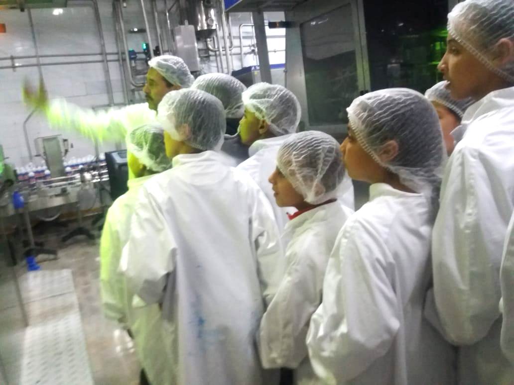 السلطات المحلية تنظم زيارة تلاميذية إلى معمل الحليب بالجديدة