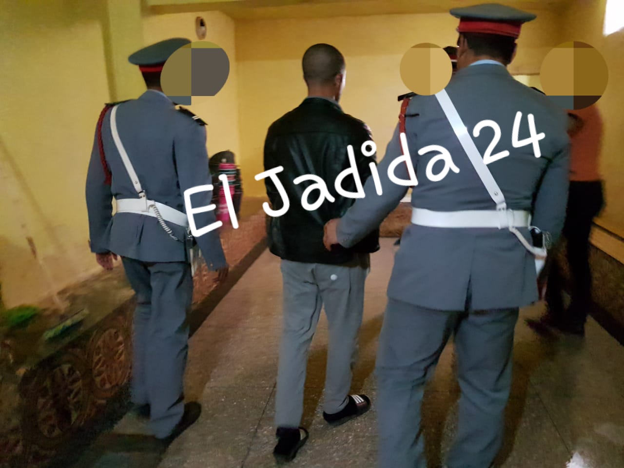 شاهد بالصور.. إعادة تمثيل جريمة قتل بشعة داخل حمام بإقليم سيدي بنور