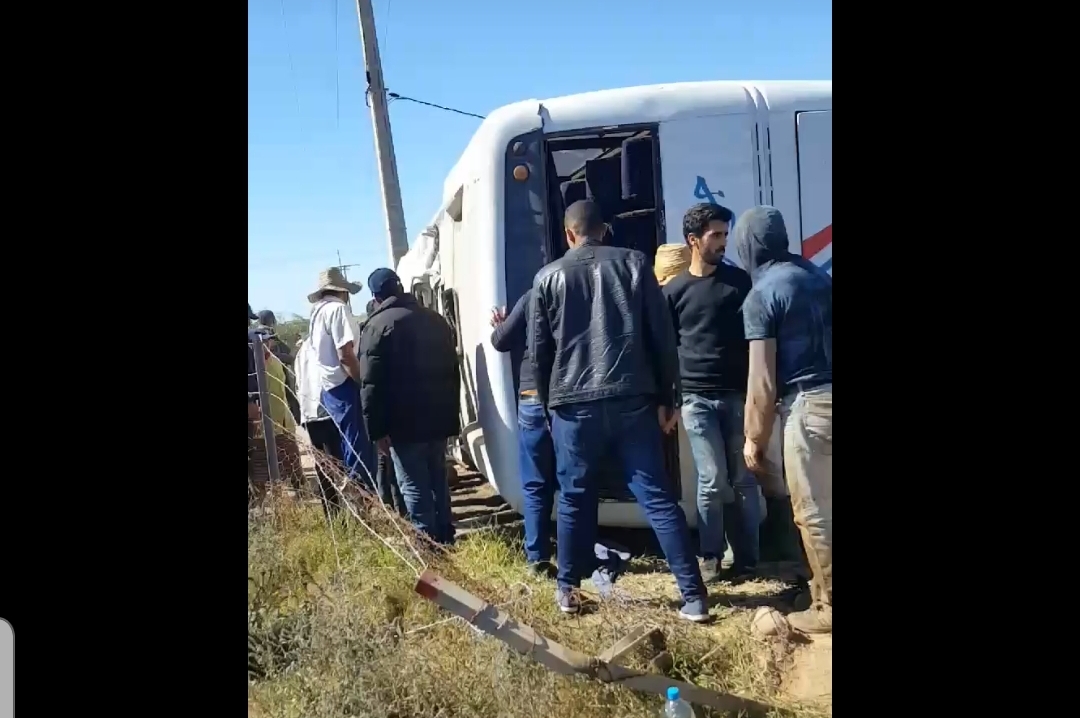 شاهد .. قتلى وجرحى في انقلاب حافلة لنقل المسافرين على الطريق السيار بمدخل الجديدة