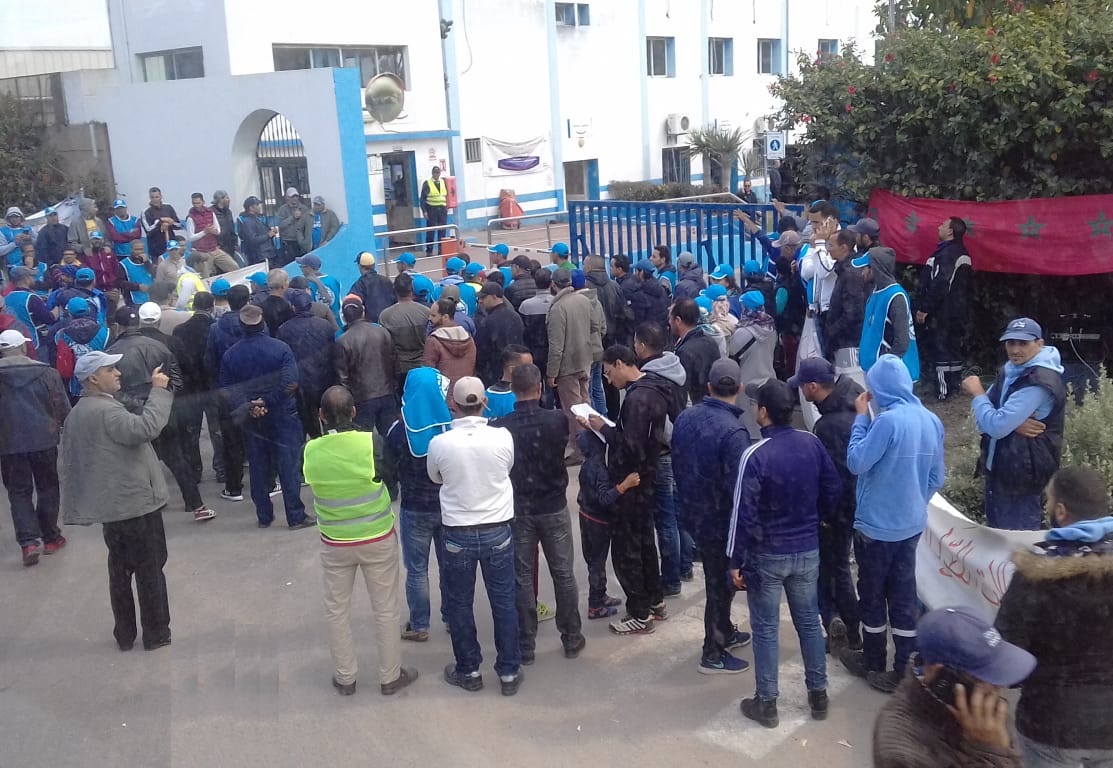 بالصور.. مستخدمو وعمال شركة ''سنطرال دانون'' بالجديدة يضربون عن العمل