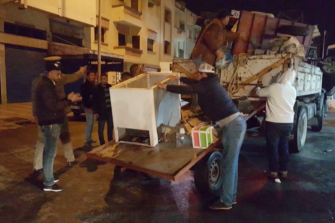 السلطات تشن حملة لتحرير الملك العام بشارعي محمد الخامس و بئر انزران بالجديدة