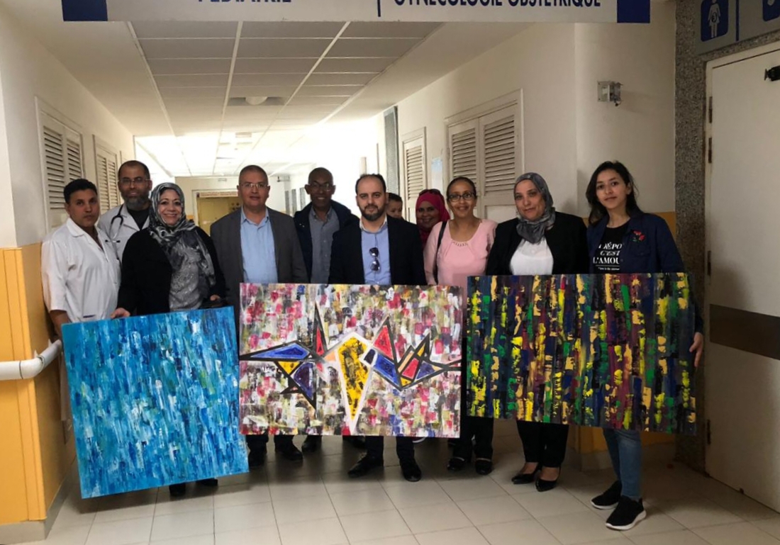 الفنانة التشكيلية شيماء جوالي تتبرع بلوحات تجريدية لمستشفى محمد الخامس بالجديدة