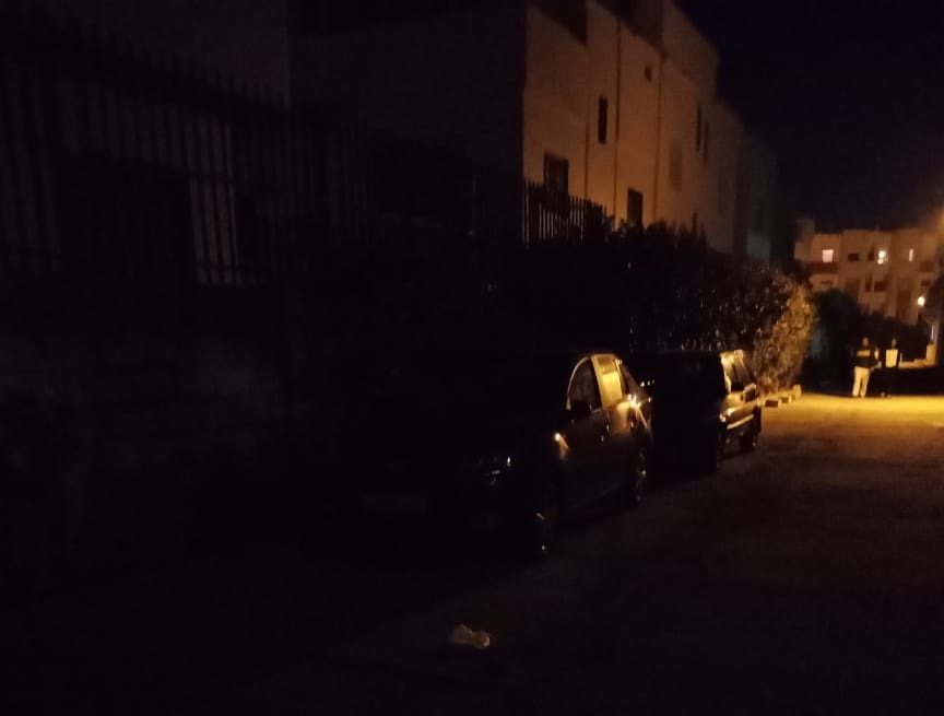 مواطنون يشتكون من ضعف الانارة العمومية باقامة الواحة قرب شارع خليل جبران بالجديدة