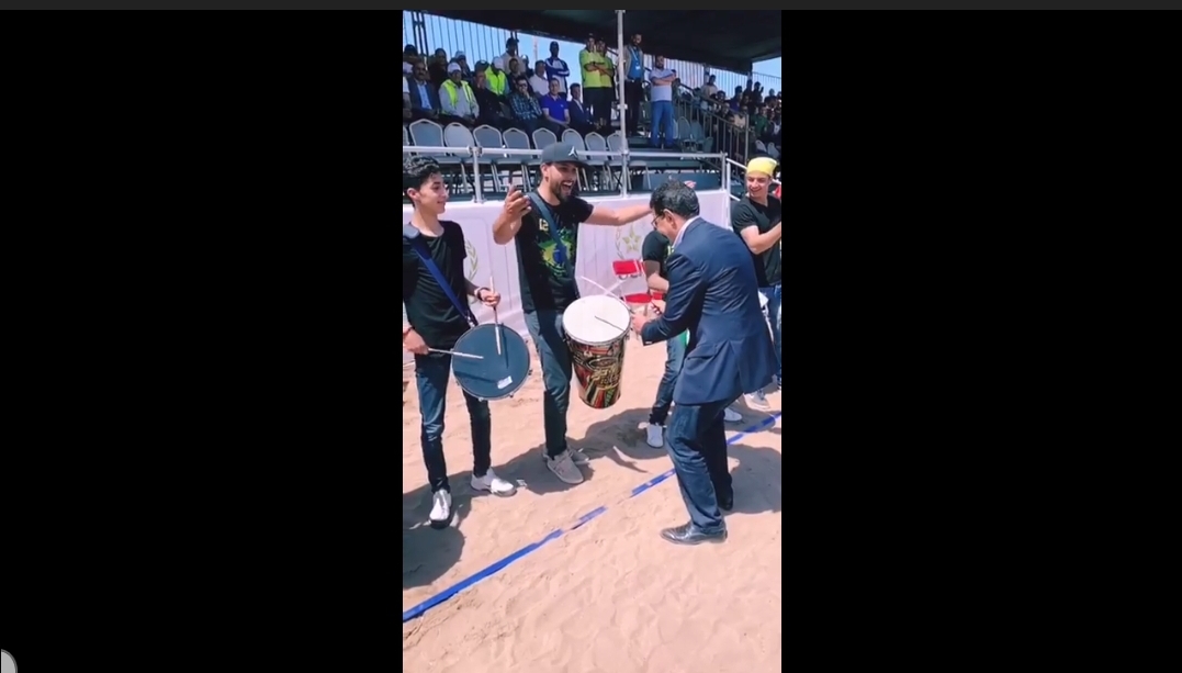 عامل الجديدة يقرع الطبول في لقطة طريفة مع فرقة استعراضية على هامش دوري الكرة الشاطئية بالجديدة
