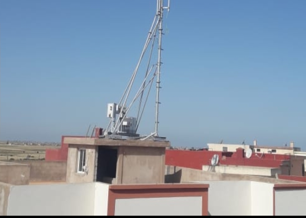 مواطنون يطالبون برفع الضرر من عمود لاسكي تم نصبه في وقت متأخر من الليل فوق منزل بحي السلام بالجديدة