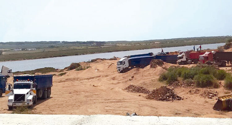 درك البئر الجديد يوقف شاحنة محملة بالرمال المنهوبة من شواطئ الجديدة