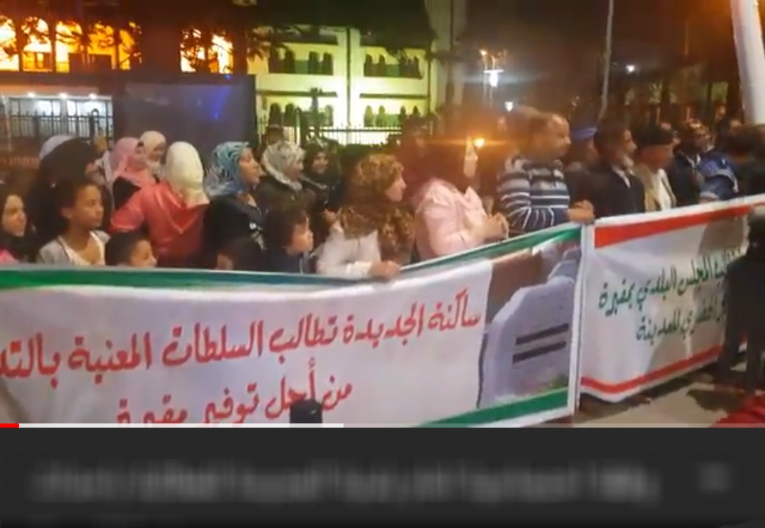 شاهد.. حقوقيون يجددون احتجاجهم امام بلدية الجديدة للمطالبة باحداث مقبرة للمدينة