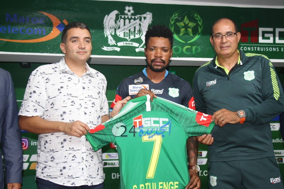 بالصور.. الدفاع الحسني الجديدي  يقدم لاعبه الكونغولي الجديد لوسائل الإعلام