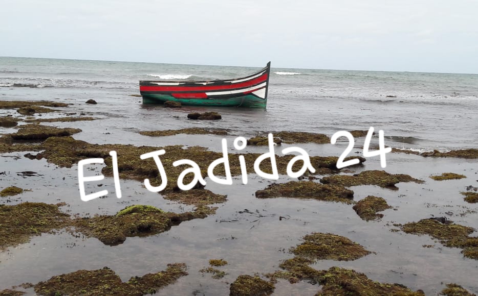 بالصور.. ايقاف مرشحين للهجرة السرية اثناء فرارهم من قارب للصيد قذفت به امواج المحيط الى شاطىء الجديدة