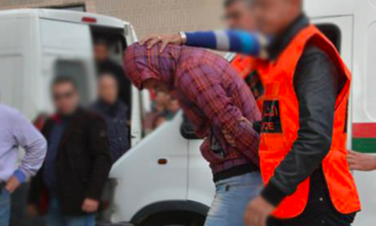 إلقاء القبض على قاصر ووالدته بتهمة السطو على محتوى عدة سيارات بالزمامرة