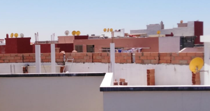مواطنون بحتجون على رخصة لبناء طابق علوي لحمام بالجديدة ويطالبون الجماعة بتوضيحات