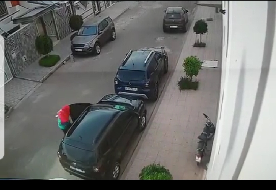 مجرم يسرق سيارة من أمام حمام بالجديدة ويفر بها الى وجهة مجهولة وكاميرا المراقبة توثق العملية