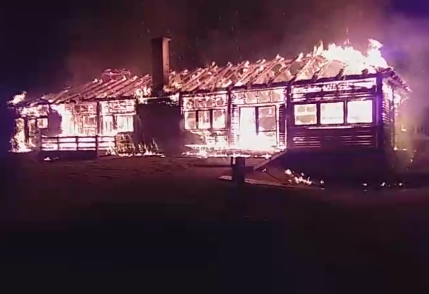 بالصور والفيديو.. النيران تلتهم منتجعا سياحيا شهيرا باقليم الجديدة