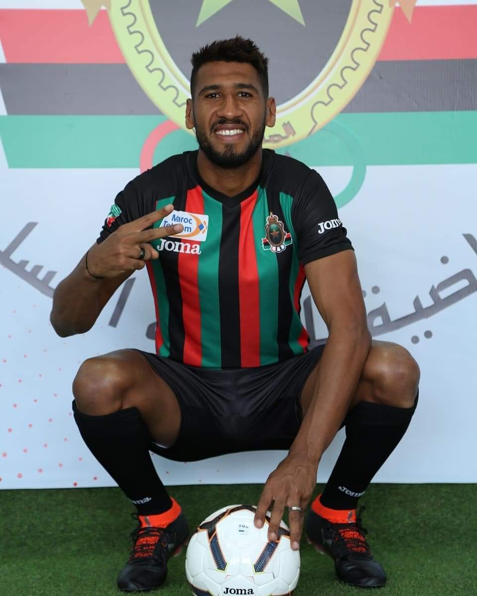 محمد علي بامعمر يوقع للجيش الملكي