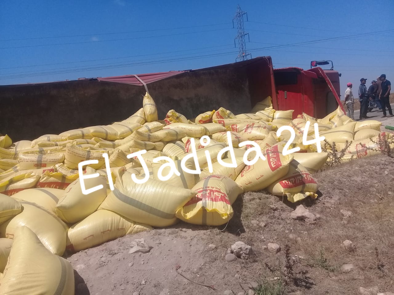 انقلاب شاحنة من الحجم الكبير ب''منعرج الموت'' على الطريق الرابطة بين الجديدة واولاد احمدان