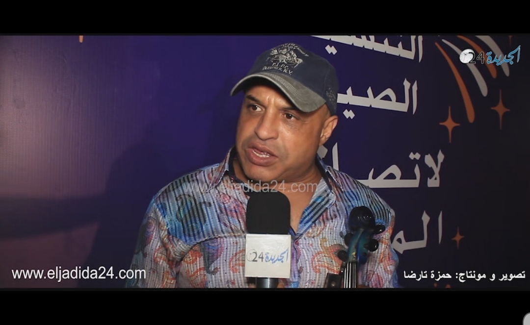 شاهد.. الفنان المغربي أمير علي يبدع في عزف الكمان أمام جمهور غفير بساحة البريجة بالجديدة
