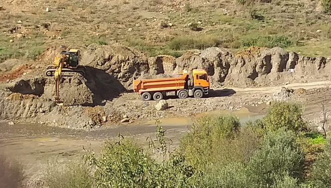 درك اولاد فرج يفكك شبكة متورطة في استغلال مقلع للرمال بشكل غير قانوني