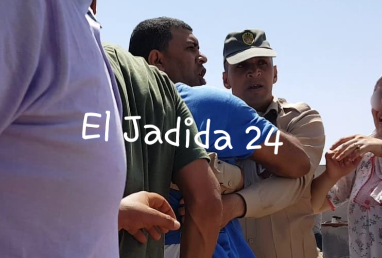 شاب يعتدي على قائد الوليدية بواسطة ''بينسا'' أثناء حملة لهدم البناء العشوائي