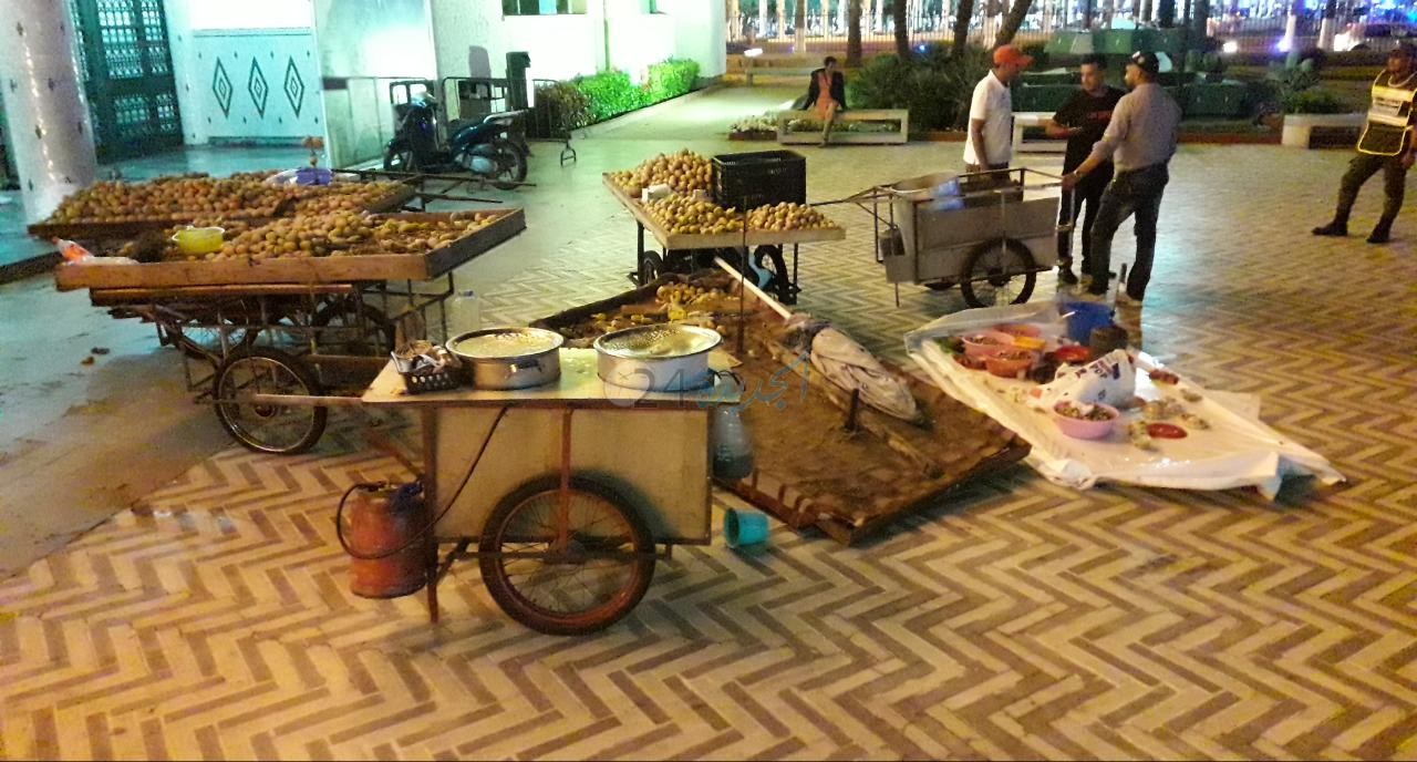 السلطات تشن حملة ليلية ضد الباعة المتجولين بوسط المدينة وكورنيش الجديدة