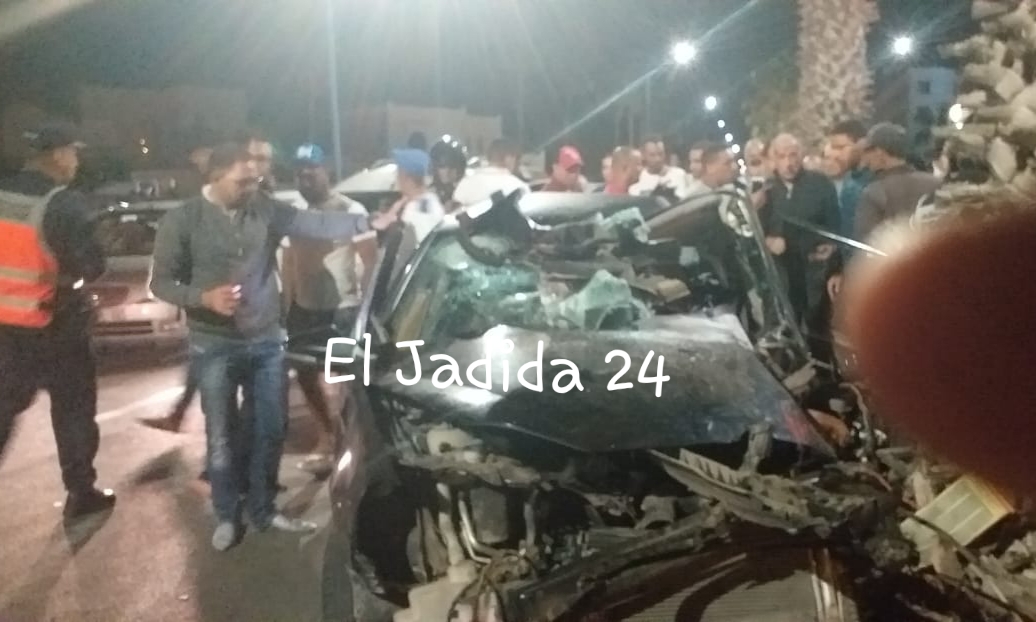 بالصور .. اصطدام سيارة بنخلة في شارع بن باديس يرسل 5 اشخاص الى مستشفى الجديدة
