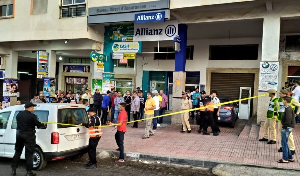 تحت حراسة شرطية مشددة.. سارق الوكالتين الماليتين ووكالة التأمينات بالجديدة يعيد تمثيل جرائمه