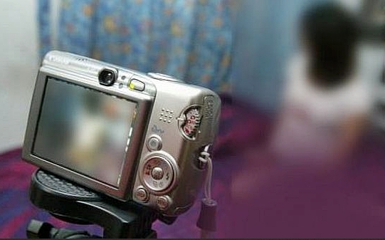 رب أسرة يبتز متزوجين بالتقاط فيديوات خليعة مع زوجتيه بجماعة مولاي عبد الله.. والجديدة24 تنفرد بنشر الوقائع تفصيليا