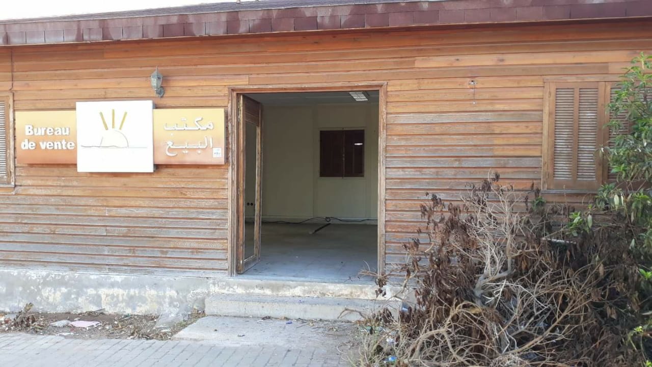 مبنى مهجور لشركة الضحى في حي المطار بالجديدة يتحول الى مأوى للمتسكعين ومتعاطي المخدرات